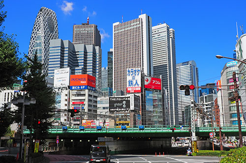 新宿の大ガードと西新宿の高層ビル